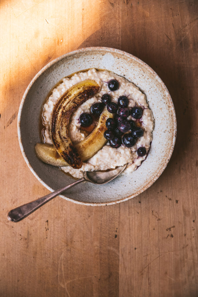 Easy oat porridge with caramelised banana and blueberries • sweetpea ...