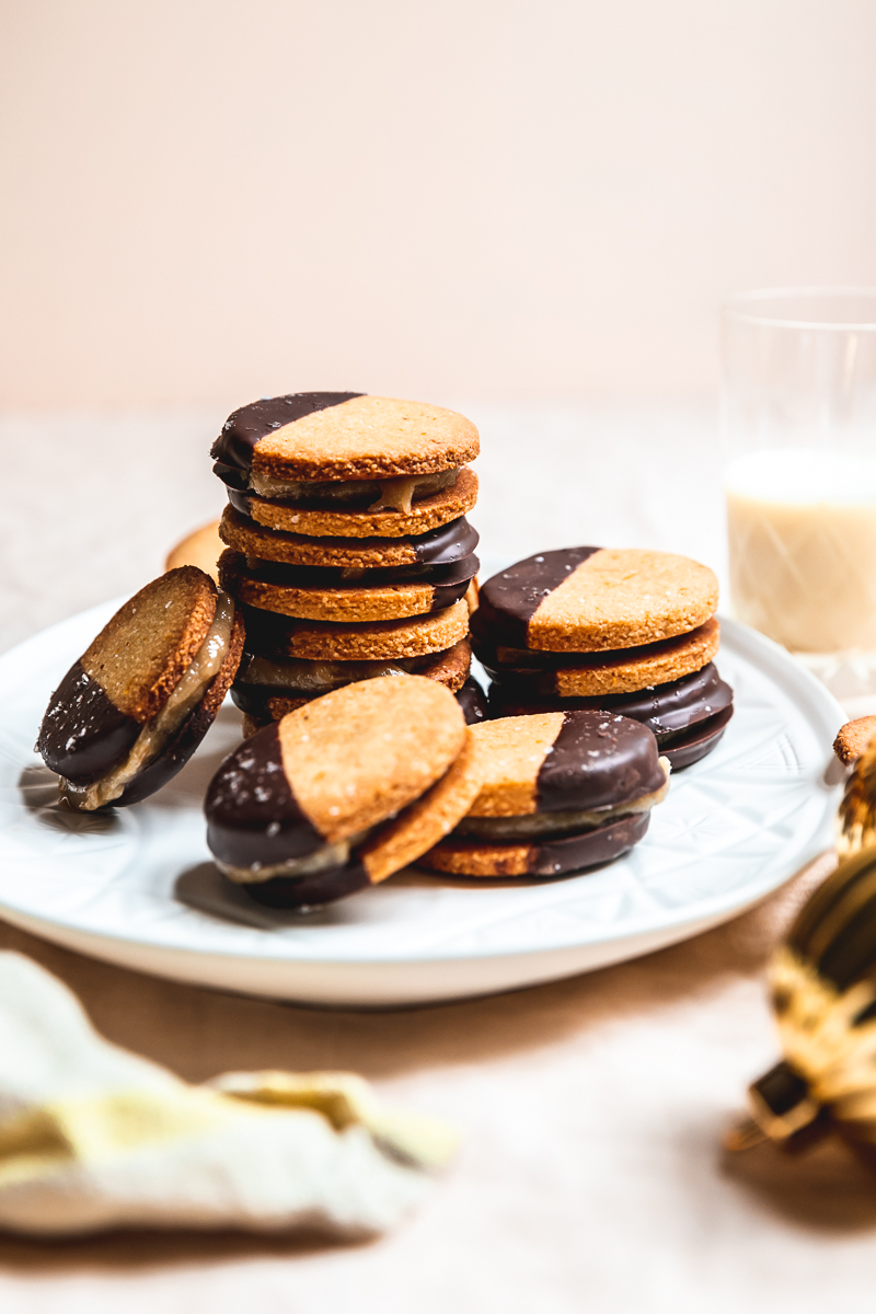 Chocolate dipped Orange and Almond gluten free shortbread sandwich cookies with tahini maple caramel – a Christmas cookie recipe.